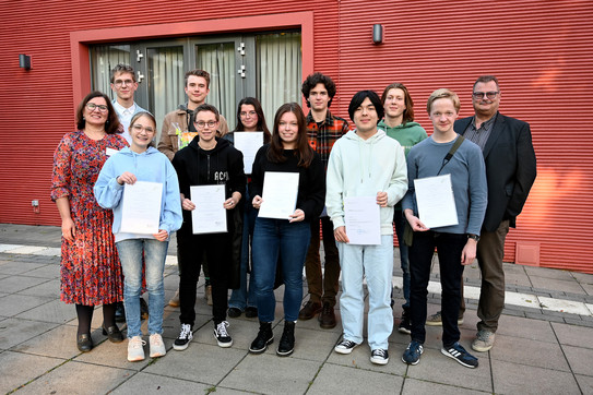 Gruppenfoto der Teilnehmer der SchülerUni für das Wintersemester 2023/2024. 