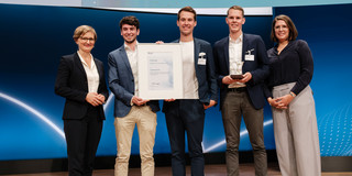 Das Bild zeigt Franziska Brantner (Parlamentarische Staatssekretärin beim Bundesminister für Wirtschaft und Klimaschutz), wie sie die Auszeichnung als „Digitales Start-up des Jahres“ an Patrick Elfert, Dr. Philipp Hüning und Felix Lütjann von der Logistikbude übergibt.