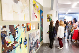 Rundgang Kunst im Dortmunder U - Die Besucher bestaunen die Farbenpracht der gemalten Kunstwerke