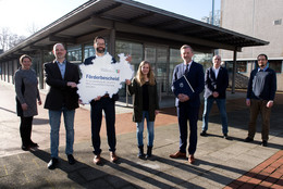 Februar Das Bild zeigt zwei Frauen und fünf Männer auf dem Südcampus