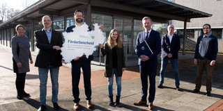 Das Bild zeigt zwei Frauen und fünf Männer auf dem Südcampus