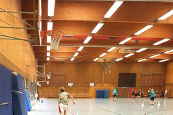 Freizeitaktivität Teilnehmer betreiben Sport in der Sporthalle auf dem Campus
