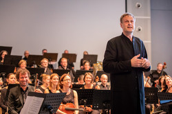 Ein Dirigent und ein Orchester beim Sommerfest der TU Dortmund