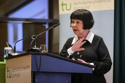Frau am Rednerpult
