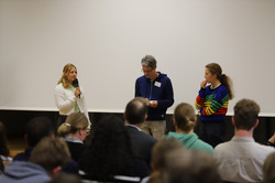 94_SchuelerUni_7932 Gesprächsrunde zwischen zwei Schülerstudierenden und Moderation während der Eröffnung der SchülerUni für das Wintersemester 2024/2025