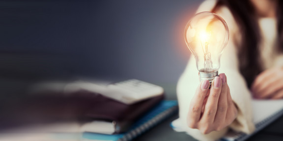 FemaleFounders@CET Eine Frau hält eine leuchtende Glühbirne