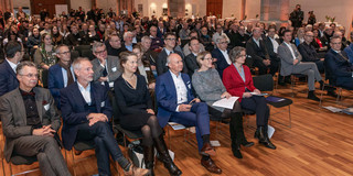 The picture shows a festively dressed audience in St. Petri Church in Dortmund.