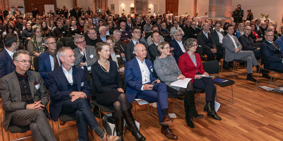 The picture shows a festively dressed audience in St. Petri Church in Dortmund.