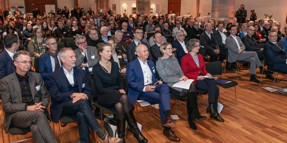 Das Bild zeigt ein festlich gekleidetes Publikum in der St. Petri Kirche in Dortmund.