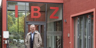 Portrait von Prof. Bodo Weidlich vor dem IBZ Gebäude. 