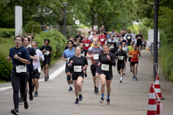 Läufer*innen joggen über den Campus