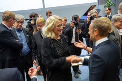 Prof. Insa Melle schüttelt Donald Tusk die Hand