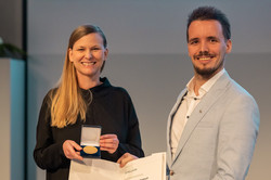 Prof. Tessa Flatten, Prorektorin Internationales, zeichnet Dr. Gary Schmiedinghoff von der Fakultät Physik bei der Akademischen Jahresfeier der TU Dortmund aus