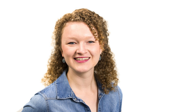 Porträt einer lächelnden Stipendiatin und sie trägt eine Jeansjacke