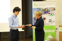 40_SchuelerUni_7788 Feierliche Übergabe erworbener Zertifikate zwischen der Prorektorin Studium Frau Prof. Dr. Wiebke Möhring und einem Teilnehmer während der Eröffnungsveranstaltung der SchülerUni für das Wintersemester 2024/2025.