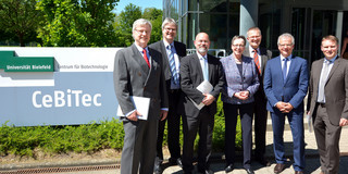 Uebergabe CLIB Gruppenfoto neben CeBiTec-Schild