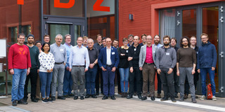 Gruppenfoto vor dem roten IBZ-Gebäude