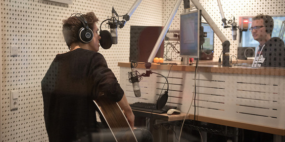 Campussender eldoradio* Im Studio des Campussenders eldoradio* wird ein Sänger aufgenommen.