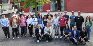 Gruppenfoto vor dem Internationalen Begegnungszentrum