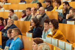 Studierende in den Rängen des Hörsaals.