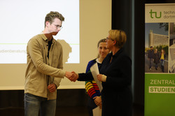 37_SchuelerUni_7780 Feierliche Übergabe erworbener Zertifikate zwischen der Prorektorin Studium Frau Prof. Dr. Wiebke Möhring und einem Teilnehmer während der Eröffnungsveranstaltung der SchülerUni für das Wintersemester 2024/2025.