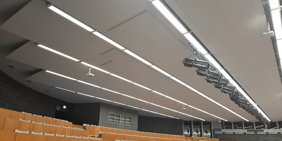 LED-Leuchten_Audimax LED-Leuchten an der Decke des Audimax