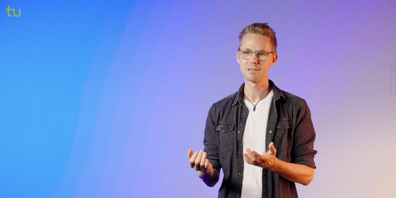 Prof Dr. Markus Pauly erklärt den Begriff Garantien vor blauem Hintergrund.