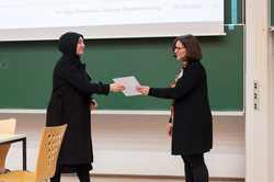 Zertifikatübergabe bei der Eröffnung der SchülerUni im Sommersemester 2023 Zertifikatübergabe bei der Eröffnung der SchülerUni im Sommersemester 2023