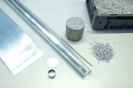 IUL Aluminiumrecycle Auf einem Tisch liegen Materialien aus Aluminium.