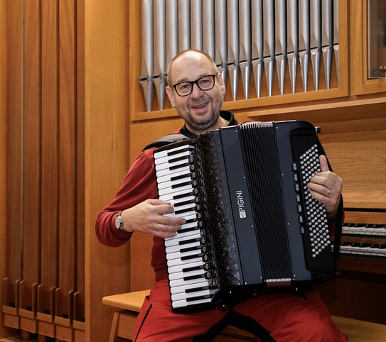 Dr. Maik Hester mit einem Akkordeon im Orgelraum am Institut für Musik und Musikwissenschaft der TU Dortmund.
