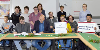 Christian Stauer und Schulleiter Christof Hoffmann unterzeichnen die Kooperationsvereinbarung.