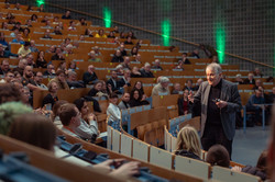 Prof. Dr. Klaus von Klitzing spricht vor dem Studierenden im Hörsaal.