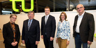 von links nach rechts stehen die Prorektorin Forschung Prof. Elvany, Vorstandsmitglied der Chaudoire-Stifung Dr. Fischer, Preisträger Dr. Lohmann, Preisträgerin Dr. Schad und Rektor Prof. Bayer 