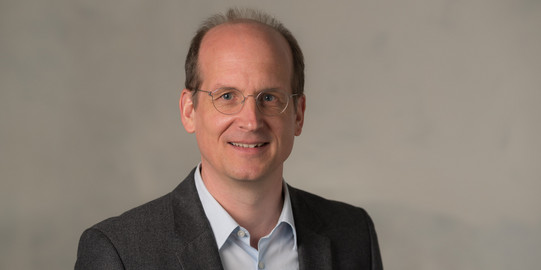 Prof. Stefan Harmeling Porträt eines Mannes