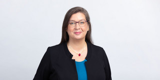 Portrait Sibel Vurgun Portrait einer Frau vor weißem Hintergrund
