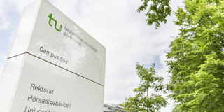 Steele_Rektorat Wegweiser auf dem Campus Süd, auf dem Rektorat, Hörsaalgebäude 1 und Universitätsverwaltung steht