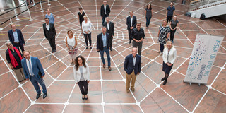 Vertreter des Masterplans Wissenschaft stehen in Sternformation im Rathaus Dortmund 