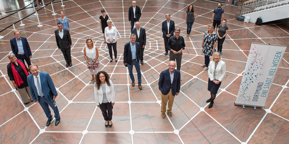 Masterplan Wissenschaft 2.0 Dortmund Vertreter des Masterplans Wissenschaft stehen in Sternformation im Rathaus Dortmund