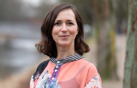 Portrait photo of Prof. Liane Bächler: Prof. Bächler has shoulder-length brown hair and wears a flowered blouse.