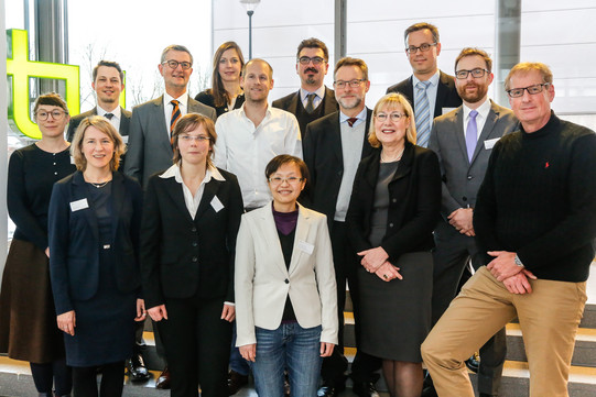 Willkommensempfang Ein Gruppenfoto mit 14 Personen.
