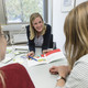Beratungsgespräch in der Allgemeinen Studienberatung mit zwei Studieninteressierten
