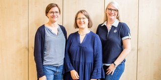Psychologische_Beratungsstellen_Dreierfoto Von links: Frau mit dunkelblondem Kurzhaarschnitt und Brille (Inga Heinz-Fischer), Frau mit dunkelblondem Bob und Brille (Melanie Buschmann) und Frau mit langen hellblonden Haaren und Brille (Sandra Hans).