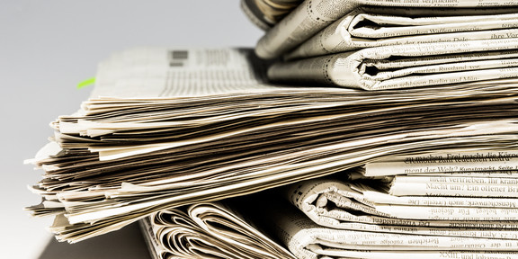 Medien Ein Stapel Zeitungen auf einem Tisch