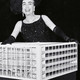 Kulturbauten im Ruhrgebiet Eine Frau in einem schicken Kleid posiert hinter einem architektonischen Modell eines Gebäudes.