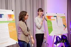 Global Gallery Zwei Frauen halten einen Vortrag