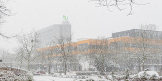 TU im Winter Der Mathetower mit TU-Logo im Schnee