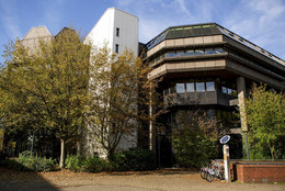 Der Platz vor der Universitätsbibliothek im Sommer.