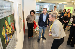 Eine Frau begutachtetein Ausstellungsstück