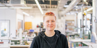 Portrait einer Frau in einer Modellbauwerkstatt