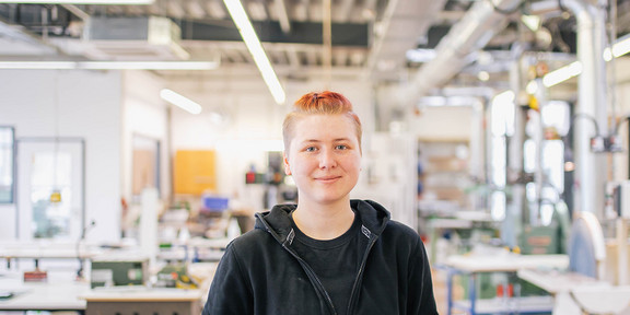 Wiebke Vollmer Portrait einer Frau in einer Modellbauwerkstatt